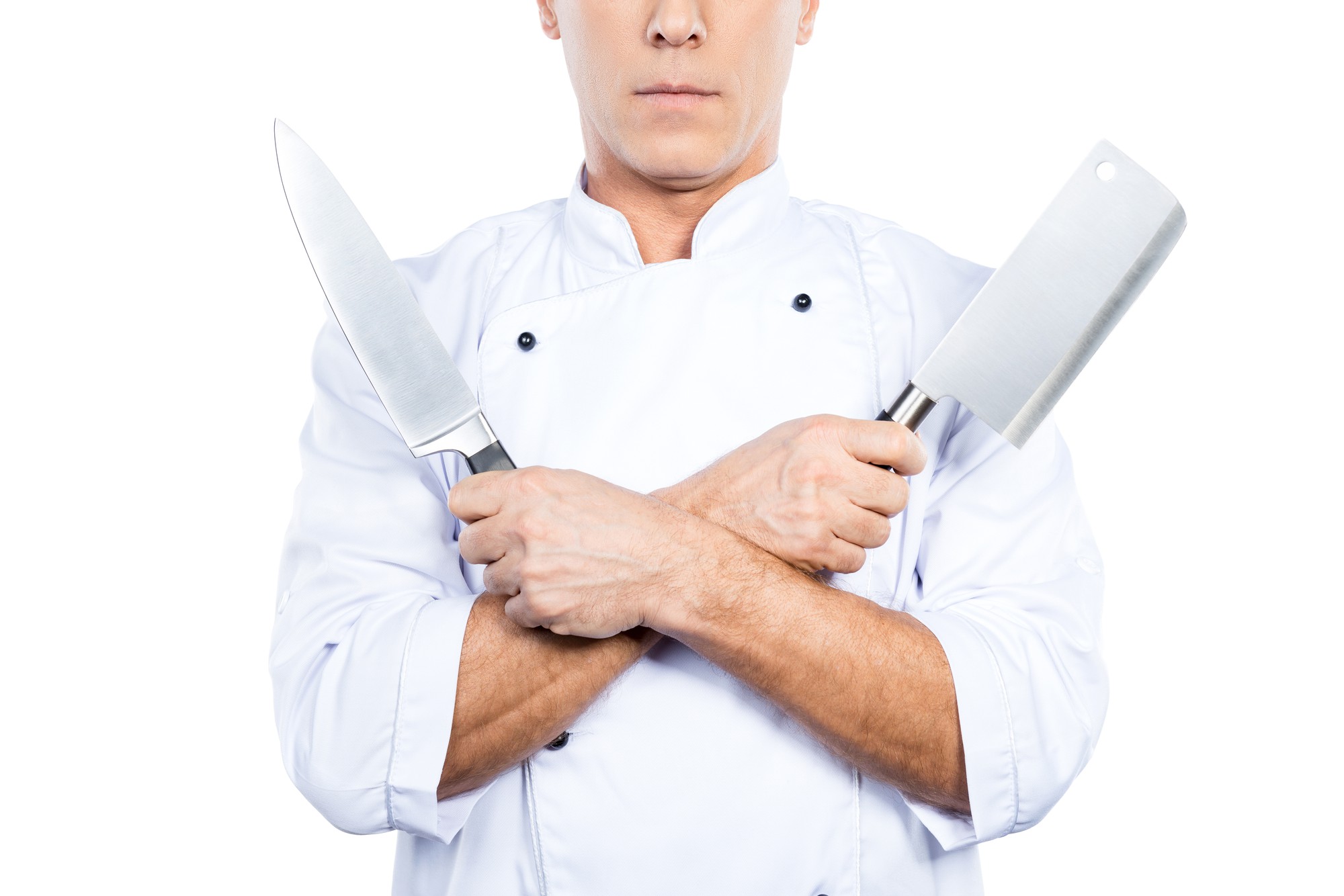 Chef in cucina che dimostra una tecnica